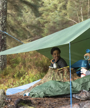 How to set up a tarp: 6 different ways explained